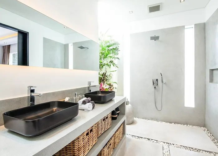 Modern 4 Bedroom Villa 400M To The Beach In Canggu *